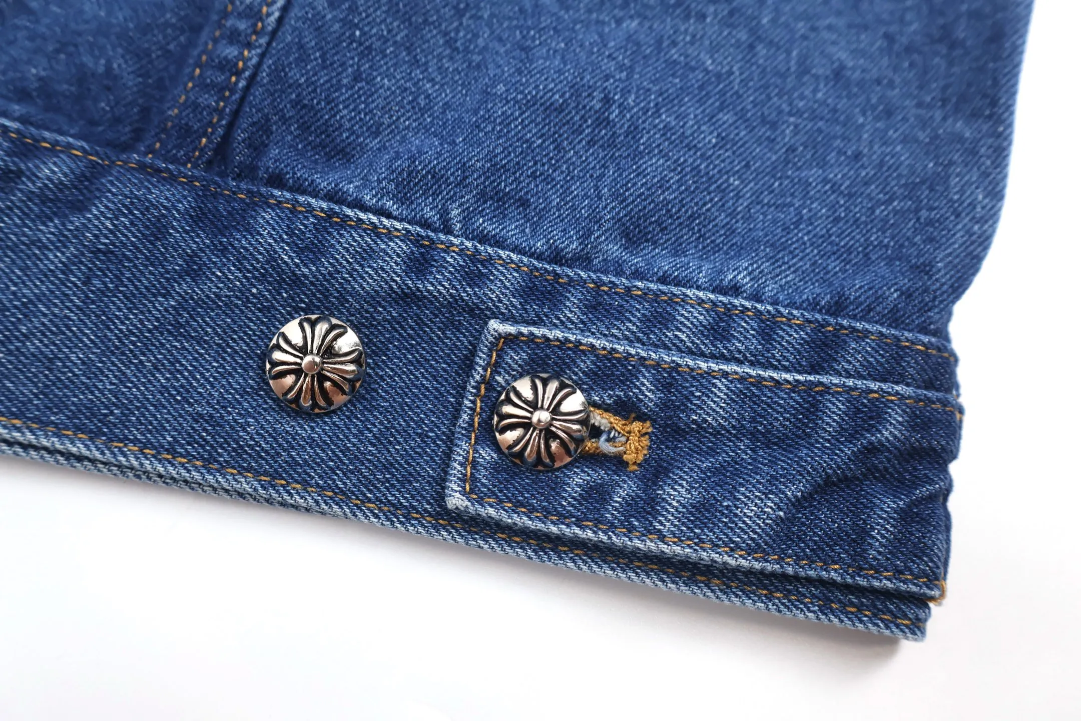 🅿️810 [Exclusive supply] CH Crow Heart Sleeve Cross-Flat Denim Jacket This denim jacket takes the brand's iconic cross element as its core, and stages a wonderful dialogue between hardcore aesthetics and street fashion on retro distressed denim fabric. Design details: the visual fantasy of Gothic symbols, the multi-dimensional expression of the cross totem: the red and white contrasting cross patches are staggered on the chest and back, making the brand more recognizable; the hollow cross pattern leather splicing on the sleeves combines the mystery of religious symbols with the punk-style deconstructed design. Every detail tells the dark aesthetics of Crowe's heart. Retro distressing with denim texture: Selected denim fabrics are treated with distressing techniques to show natural fading and texture, which not only retains the retro accent of denim items, but also adds a casual sense to the overall look. The ingenuity of hardware and tailoring: the metal buttons and hardware all have Croxin's iconic pattern, which shines with exquisite luster under the refraction of light; the neat tailoring of the classic denim jacket is suitable for a variety of wearing scenarios, and can create a strong personal style whether it is layered or worn alone. Croxin's denim jacket is not only a piece of clothing, but also a style badge that highlights unique aesthetics and rebellious attitude. For those who pursue individuality, they can leave their own hardcore mark in the fashion field. Size:S-M-L-XL